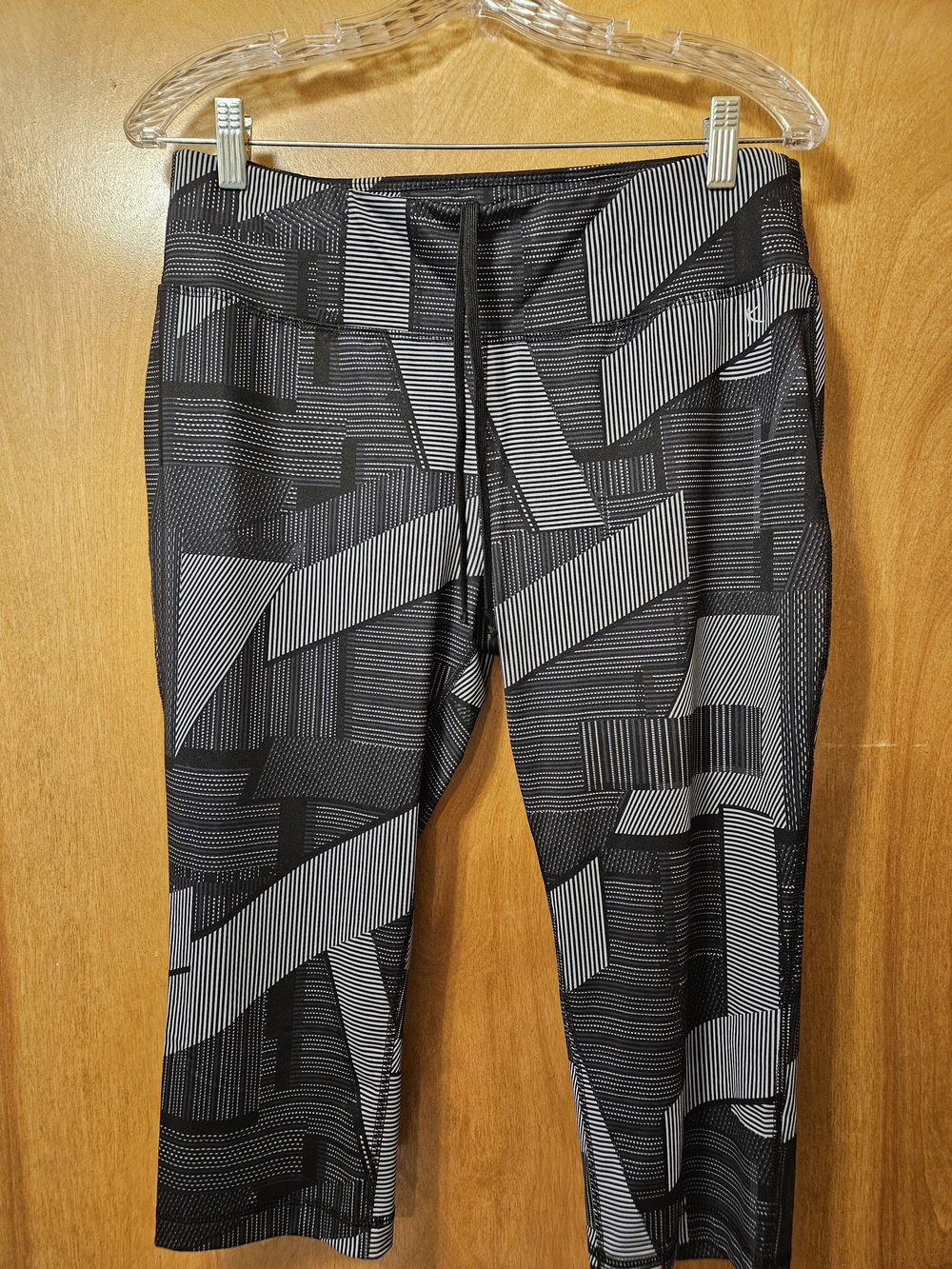 Danskin Black & Gray Geometric Capri Leggings